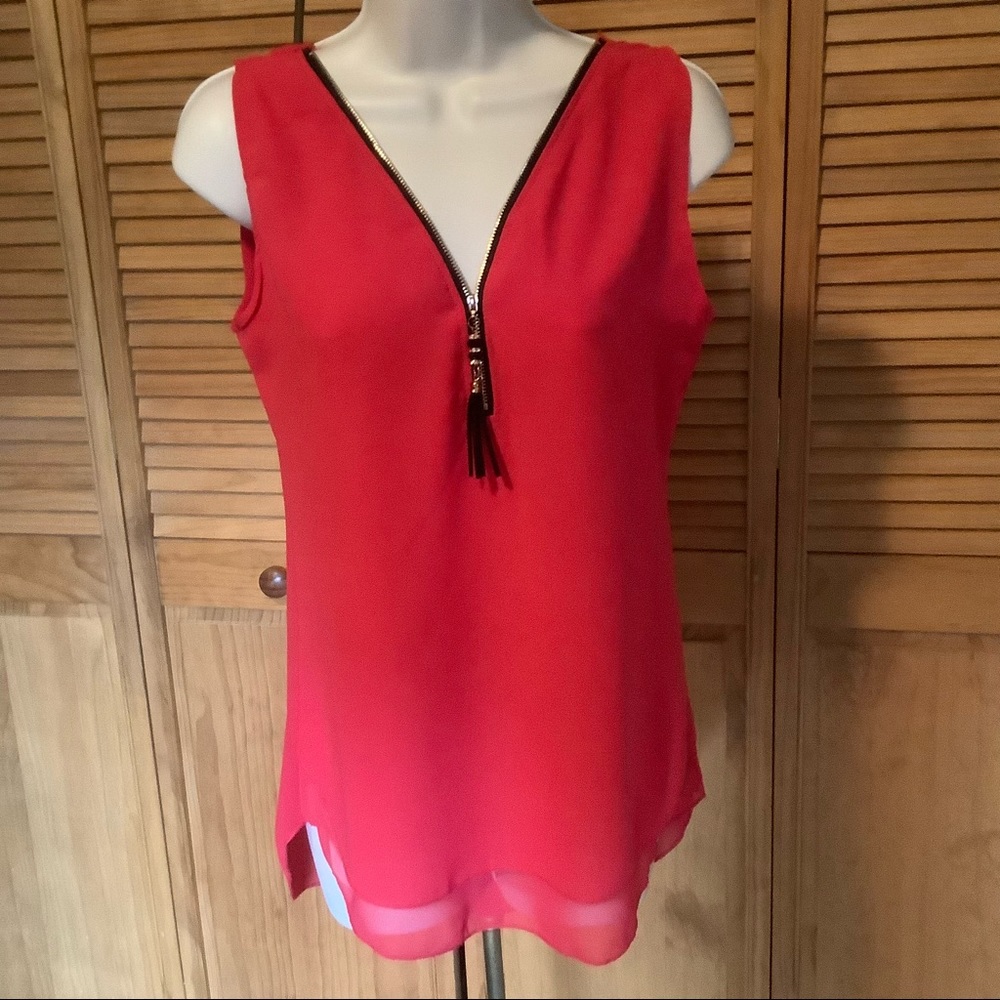 ☀️☀️Vibrant Red sleeveless Top layered chiffon zip front x cross back S-M